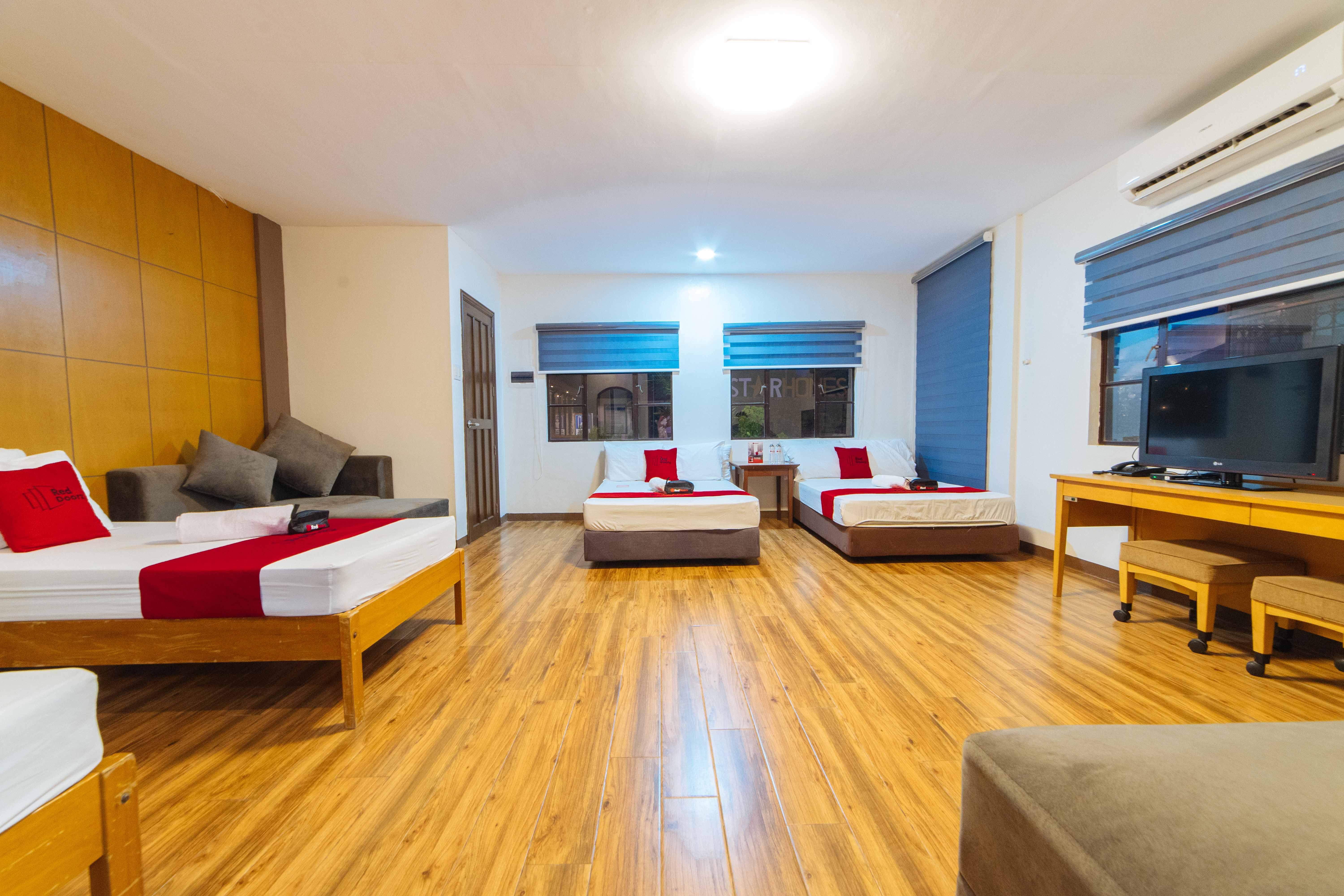 Reddoorz Plus @ Starhomes Olivianville Tarlac City Eksteriør billede