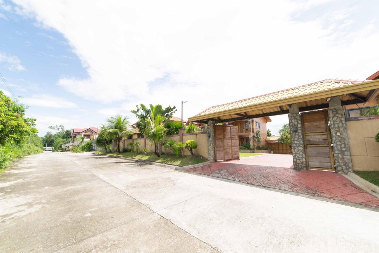 Reddoorz Plus @ Starhomes Olivianville Tarlac City Eksteriør billede